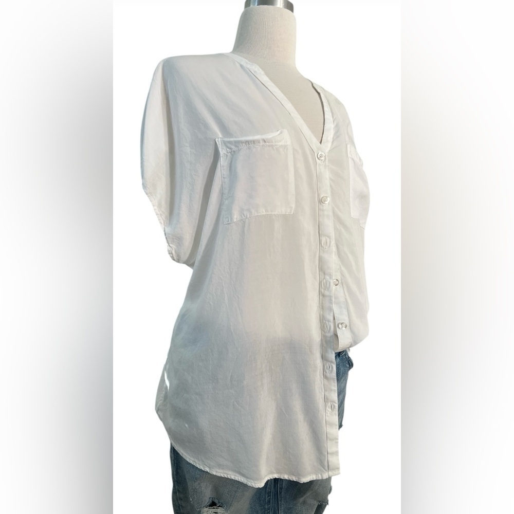 Torrid White V-Neck Button-Up Blouse 👚